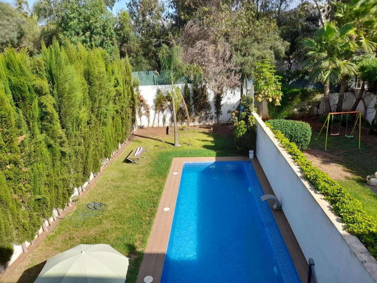 Piscine de villa à Ghandi avec terrasse
